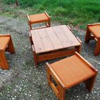 Vintage Houten Krukjes Met Oranje Bekleding Met Tafel thumbnail 4