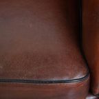 Mooie Tijdloze Schapenleren Clubfauteuil In Een Warme Diepe Kleur En Afgewerkt Met Zwarte Biezen thumbnail 12