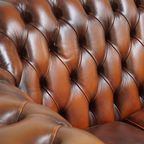 Mooie En Complete Set Van Een 2,5 Zits En 2 Zits Bruine Engelse Rundleren Chesterfield Bank thumbnail 13