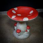 Betonnen Paddenstoelen Stoelen Geschilderd – Rood Met Witte Stippen thumbnail 2