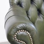 Grote Groene Rundleren Chesterfield Bureaustoel Op Wieltjes Met Een Hoge Rug thumbnail 10