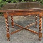 A 1920S Oak Draw-Leaf Dining Table, On Barley-Twist Legs  And 4 Stoelen thumbnail 11