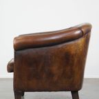 Cognac-Kleurige En Comfortabele Vintage Schapenleren Clubfauteuil Met Een Royale Zit thumbnail 6