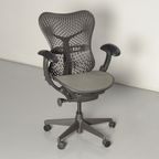 Herman Miller Mirra 1 Bureaustoel, Antraciet, Kunststof Mesh, 2D Armleggers thumbnail 2