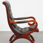 Elegante Groene Rundleren Engelse Chesterfield Fauteuil Met Een Sierlijke Afwerking Met Hout thumbnail 9