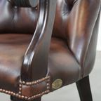 Luxe, Donkere Engelse Rundleren En Houten Chesterfield Fauteuil Met Een Hoge Rug thumbnail 10