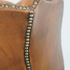 Klassieke Vintage Rundleren Engelse Chesterfield Oorfauteuil In Een Lichte Cognac Kleur thumbnail 2