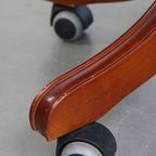 Donkerbruine In Hoogte Verstelbare Rundleren En Houten Chesterfield Bureaustoel Op Wieltjes thumbnail 15