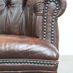 Charmante, Klassieke Rundleren Engelse Chesterfield Armchair Met Sierlijke Poten thumbnail 12