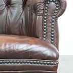 Charmante, Klassieke Rundleren Engelse Chesterfield Armchair Met Sierlijke Poten thumbnail 11