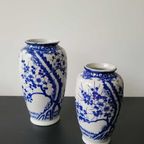 2 Nippon Tokusei Vaasjes Gedecoreerd Met Blauw  / Witte Sakura Bloesem Patroon. thumbnail 6