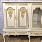 Handbeschilderde Queen Anne Vitrinekast/ Unieke Kast In Creme En Goud thumbnail 3