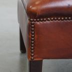 Bruine Hocker Gemaakt Van Rundleer Met Een Afwerking Met Siernagels thumbnail 12