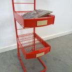 Rood Metalen Winkelvitrine Winkelrek Met Manden Vintage thumbnail 11