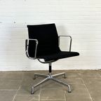 Vitra Ea 108 Zwarte Design Stoel, Ontworpen Door Charles & Ray Eames thumbnail 4