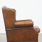 Subtiele En Comfortabele, Cognac-Kleurige Schapenleren Oorfauteuil In Engelse Stijl thumbnail 4