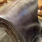 Actie: 2 X Stoere Industriële Chesterfield Oorfauteuils 'Bristol' In Prachtig Zwart Generfd Vinta thumbnail 10