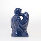 Vintage Blauw Beeld Kussend Stel thumbnail 3