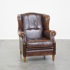 Comfortabele En Stoere Oorfauteuil Gemaakt Van Schapenleer En Strak Afgewerkt Met Zwarte Biezen thumbnail 2