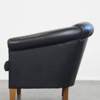 Geweldige Zwarte Rundleren Clubfauteuil In Engelse Stijl Met Een Tijdloos Design thumbnail 10