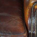Klassieke, Luxe En Comfortabele Donkere Engelse Stijl Schapenleren Oorfauteuil Met Veel Karakter thumbnail 2
