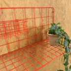 Rood Metalen Wandrek Met Legplank En Mandje Vintage thumbnail 14
