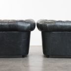 Tijdloze En Klassieke Set Ruime Zwarte Chesterfield Fauteuils Van Karaktervol Generfd Rundleer thumbnail 4