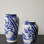 2 Nippon Tokusei Vaasjes Gedecoreerd Met Blauw  / Witte Sakura Bloesem Patroon. thumbnail 3