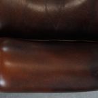 Luxe, Warm Gekleurde, Bruine Rundleren Chesterfield Oorfauteuil Met Unieke Details thumbnail 8