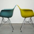 Set Van 4 Mooie En Kleurrijke Vitra Eamas Dar Design Eetkamerstoelen thumbnail 6