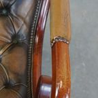 Sierlijke En Karaktervolle Groene Vintage Rundleren Engelse Chesterfield Fauteuil thumbnail 6