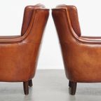 Comfortabele En Karaktervolle Set Van 2 Schapenleren Chesterfield Fauteuils Met Hocker thumbnail 6