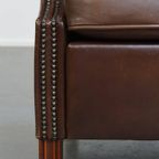 Grote, Klassieke Donkerbruine Gladde Rundleren Chesterfield Oorfauteuil In Engelse Stijl thumbnail 11