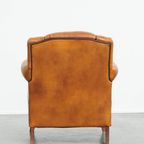 Mooie Schapenleren Design Armchair Met Een Luxe Afwerking Met Donkerbruine Biezen thumbnail 3