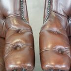 Set Van 2 Charmante, Klassieke Rundleren Engelse Chesterfield Armchairs Met Sierlijke Poten thumbnail 13
