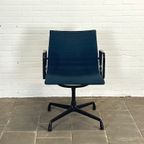 Vitra Ea 104 Designstoel – Draaibaar, Donkerblauw En Iconisch (Special Edition) thumbnail 8
