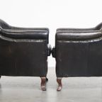 Leuke En Stoere Set Van 2 Zwarte, Generfde, Rundleren Armchairs Met Een Mooie Vormgeving thumbnail 3