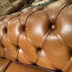 Stoere Industriële Chesterfield Rossendale Xxl Chesterfield 4 Zits Bank In Cognac / Camel Leder thumbnail 2