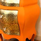 Oranje Ladekast Met Bladgoud Op De Lades thumbnail 4