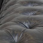Comfortabele Zwarte Rundleren Chesterfield 2.5 Zits Bank In Engelse Stijl thumbnail 16