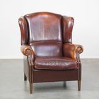 Klassieke, Luxe En Comfortabele Donkere Engelse Stijl Schapenleren Oorfauteuil Met Veel Karakter thumbnail 12