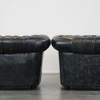 Set Van 2 Ruime Zwarte Rundleren Chesterfield Fauteuils Met Een Sprekend Karakter thumbnail 5