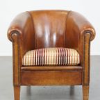 Cognac-Kleurige, Karaktervolle Vintage Schapenleren Clubfauteuil Met Een Kleurrijk Stoffen Kussen thumbnail 3