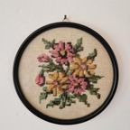 * Vintage Rond Schilderij Geborduurd Borduursel Bloemen Lijst thumbnail 2