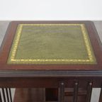 Zeer Mooie Houten Boekenmolen Met Groen Leren Blad En Op Wieltjes In Engelse Stijl thumbnail 7