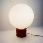 Mushroom Lamp Met Oranje Houten Voet En Wit Glazen Bol thumbnail 2