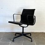 Vitra Ea 108 Black On Black Edition – Luxe Designstoel In Zwart Leer thumbnail 14