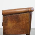 Karaktervolle Vintage Clubfauteuil Van Schapenleer Met Een Afwerking Met Siernagels thumbnail 14