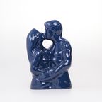 Vintage Blauw Beeld Kussend Stel thumbnail 2