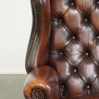 Luxe, Statige, Bruine Rundleren Chesterfield Oorfauteuil Afgewerkt Met Siernagels thumbnail 10